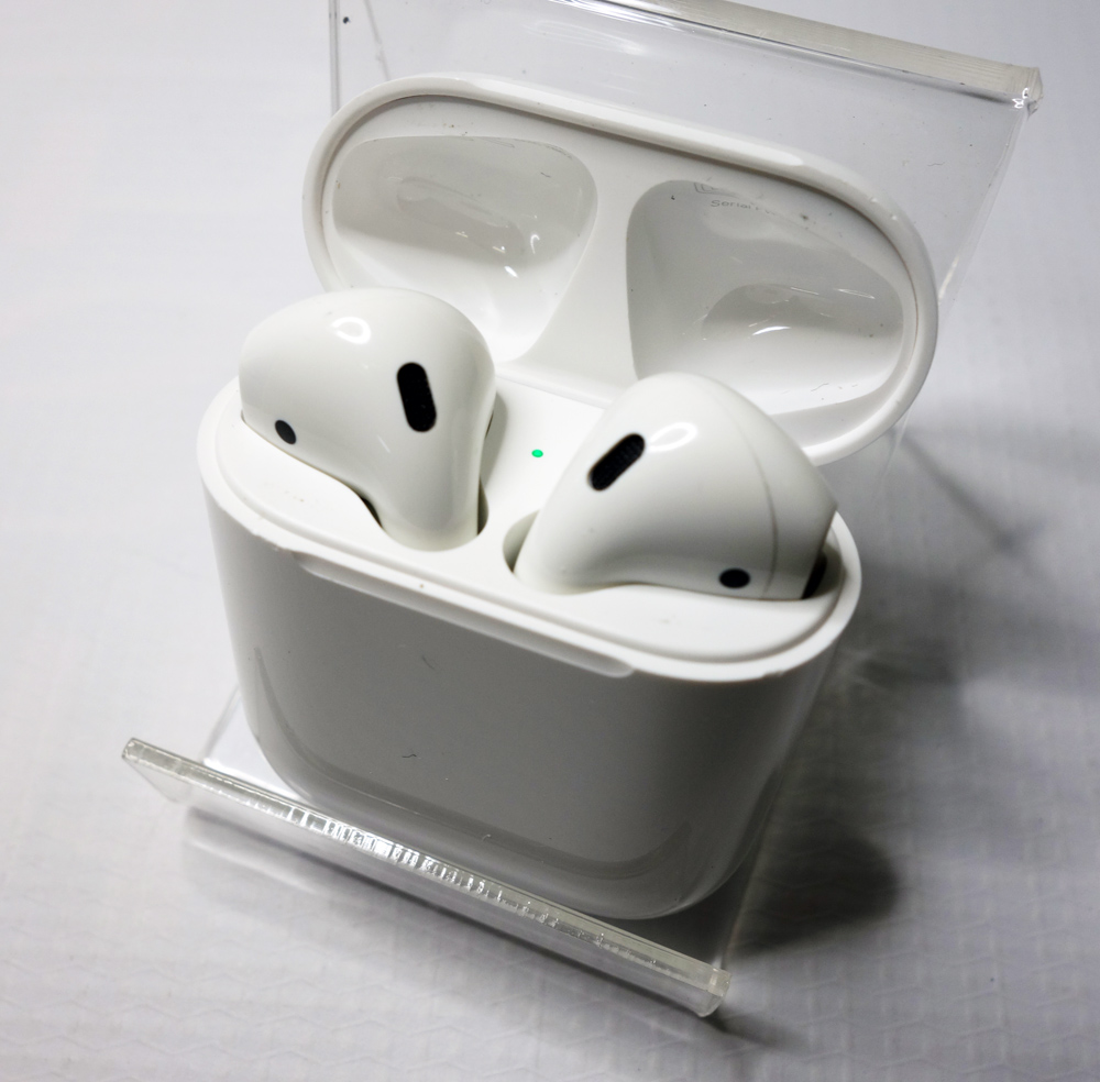 【中古】Apple AirPods MMEF2J/A(ワイヤレスヘッドフォン Bluetooth) [170]【福山店】